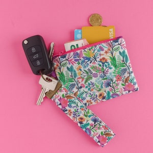 Sac à main en tissu à fleurs joyeuses avec fermeture à glissière et cordon de poignet pour les clés. Portefeuille en tissu fleuri. Porte-clés floral avec cerceau