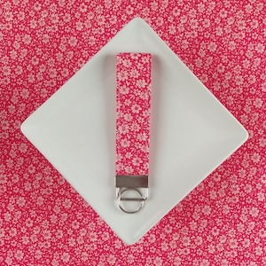 Chaveiro pulseira vermelho com estampa floral Liberty. Chaveiro de pulseira. Cordão de tecido para chaves e cartões.