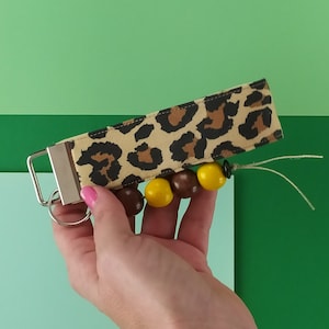 Llavero animal print de muñeca de tela.  Llavero de pulsera. Correa de muñeca. Llavero wristlet. Lanyard de tela para llaves  tarjetas.