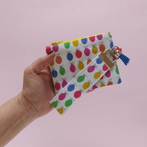 Bundle monedero y llavero de piñas. Pack de regalo monedero de tela con aro y llavero. Bundle llavero de correa y bolsita multiusos piñas.
