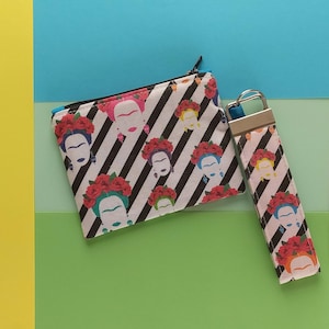 Kartenhalter aus Stoff mit Griff und Reißverschluss. Pop-Art-Druck von Frida Kahlo. Handgelenkband für Schlüssel und Handtaschengriff