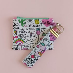 Unicornios bundle monedero y llavero. Pack de regalo good vibes y unicornios. Bundle llavero de correa y bolsa multiusos. Monedero con asa.