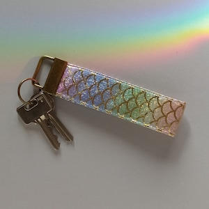 Meerjungfrauen-Schlüsselanhänger und Ring aus Stoff. Stoffpuppen-Schlüsselanhänger mit holografischem Motiv. Schlüsselanhänger am Handgelenk. Stoffband für Schlüssel und Karten.