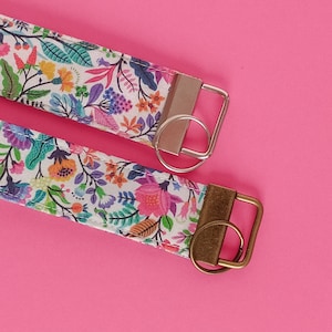 Floral key lanyard. Fabric key ring with a cheerful floral print. Key bracelet. Bloomcore keyfob wristlet. Spring.