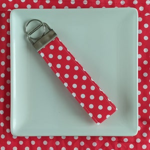 Llavero de muñeca de tela.  Llavero de pulsera. Llavero rojo con topos blancos. Llavero wristlet. Lanyard de tela para llaves y  tarjetas.