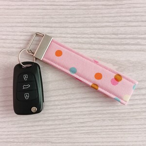 Llavero de tela rosa y topos. Llavero con aro de seguridad para llaves. LLavero práctico. Lanyard para llaves y tarjetas de identificación.