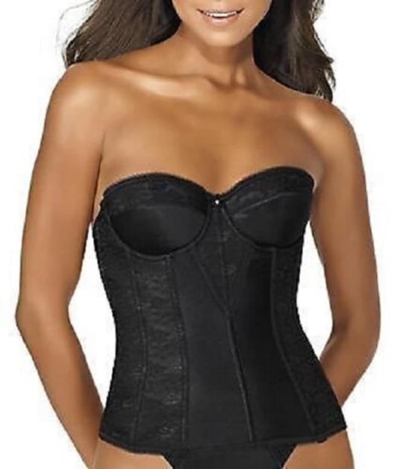 Puede incluir: Cors&eacute; negro sin tirantes con detalles de encaje en los laterales y un panel frontal liso y liso. El cors&eacute; tiene un escote coraz&oacute;n y un peque&ntilde;o cierre en el centro. Una pieza de lencer&iacute;a cl&aacute;sica.