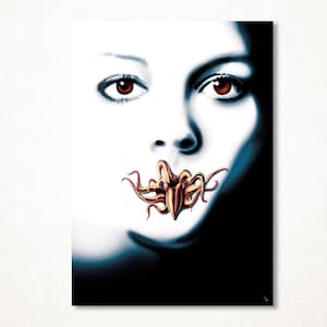 Peut inclure: Œuvre d'art surréaliste représentant un visage de femme aux yeux rouges sur fond sombre. La bouche est remplacée par une créature tentaculaire dorée et brune, créant un effet visuel saisissant.