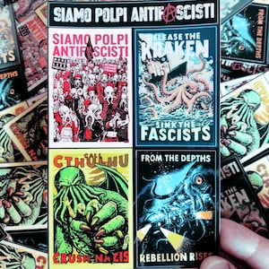 Może przedstawiać: Prostokątna naklejka z czterema oddzielnymi panelami graficznymi przedstawiającymi ośmiornice. Górny tekst brzmi SIAMO POLPI ANTIFASCISTI. Panele zawierają ilustracje ośmiornic, statków i Cthulhu z napisami takimi jak RELEASE THE KRAKEN.