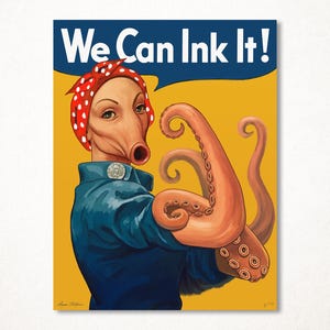 Peut inclure: Affiche illustrant une femme avec un bras de pieuvre en train de se muscler. Elle porte un bandana rouge à pois et une chemise bleue. Le texte "We Can Ink It!" est dans une bulle bleue.
