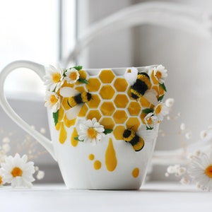 Handgemachte Keramiktassen mit Biene, Gänseblümchenblumentasse, Wabenkeramik, einzigartiges Tassendesign, rustikale handwerkliche Kaffeetasse, Geschenk für Teeliebhaber
