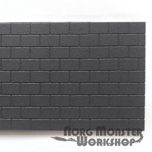 Op de afbeelding: Een close-up van een donkergrijze bakstenen muurtextuur. De bakstenen zijn rechthoekig en in een verspringend patroon gerangschikt. De afbeelding bevat de tekst "Norg Monster Workshop" in het wit onderaan.