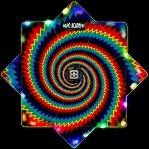 Puede incluir: Un objeto en forma de estrella de ocho puntas con un vibrante patrón de espiral multicolor en rojo, azul y amarillo. El texto "DAPO ACADEMY" está impreso en la parte superior y un logotipo cuadrado geométrico está centrado. Los bordes están iluminados.