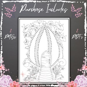 Pu&ograve; includere: Una pagina da colorare in bianco e nero con una casa delle fate fantasiosa con una porta e dei gradini. La casa &egrave; circondata da fiori e viti. Il testo "Purchase Includes 2 PNGs 2 PDFs" &egrave; visibile nell'immagine.