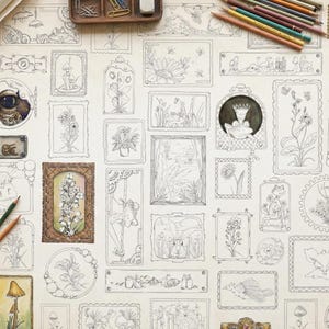 Puede incluir: Una taza de cerámica blanca con un asa negra y el texto "But First, Coffee" en negro, en negrita. La taza está sobre una superficie blanca.