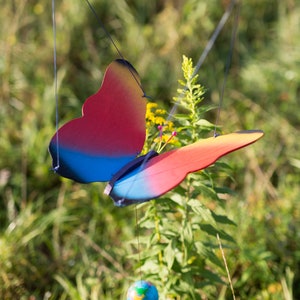 Hängender Schmetterling aus Holz ROT BLAU GELB / Schmetterling Dekoration / Holzdekoration / Einzigartiges handgemachtes Geschenk / Kinderzimmer Dekor / Hängendes Dekor