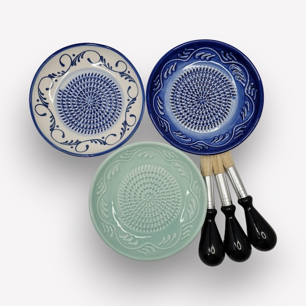 Keramikreibe 3er Set Knoblauchreibe Gourmet Rubi Reibeteller handgefertigte spanische Reibe im Geschenkset mit 3 Pinsel
