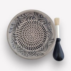 Keramikreibe mit Pinsel – Knoblauchreibe aus Keramik – Ingwer Zitronen Reibe – handgemacht – Küchenhelfer Geschenk -  Ø 12cm - Grau-Taupe