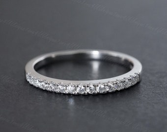 Puede incluir: Una fina banda de plata con una fila de pequeños diamantes engastados en pavé.