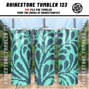 Puede incluir: Tres vasos con un patrón de mosaico turquesa y azul marino. Los vasos tienen tapa y pajita. El texto "RHINESTONE TUMBLER 123" está impreso en los vasos. También se ve el texto "PDF FILE FOR TUMBLER" y "FROM THE HOUSE OF RHINESTONE123".