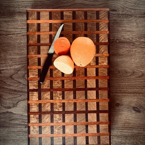 Skärbräda med ändträ, ek och merbau, naturprodukt, säker för kontakt med livsmedel