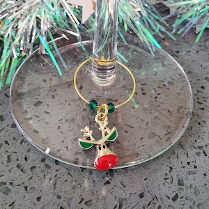 Kerstwijnglasbedels op prachtige handgemaakte kerstpresentatiekaart