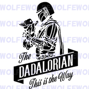 Puede incluir: Ilustración en blanco y negro de un personaje de Mandalorian sosteniendo una pequeña criatura similar a un niño. El texto "The Dadalorian This is the Way" está debajo de los personajes.