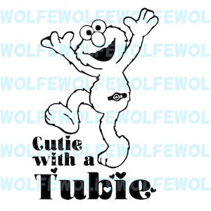 Könnte beinhalten: Schwarz-weiße Cartoon-Illustration einer Figur mit großen Augen und einem breiten Lächeln, die Arme in einer freudigen Pose erhoben. Der Text "Cutie with a Tubie" steht darunter, mit Herz-Akzenten.