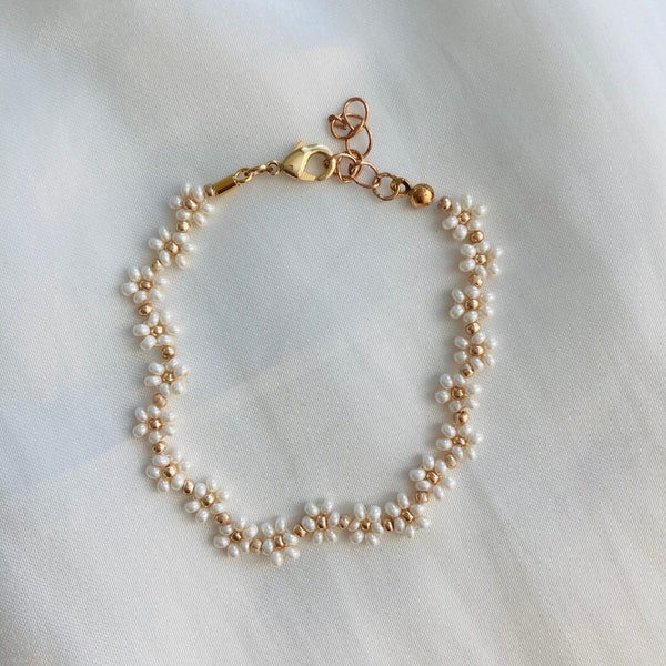 pearl + gold daisy chain bracelet (w gold clasp + adjustable chain) | jewelry for her | flower girl | white beaded daisy flower bracelet