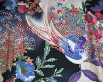 Könnte beinhalten: Ein Stoff mit einem sich wiederholenden Muster aus stilisierten Vögeln mit blau-violetten Körpern und langen, geschwungenen Schwanzfedern. Das Design zeigt leuchtend rote, blaue und rosa Blumen mit grünen Blättern auf schwarzem und cremefarbenem Grund.