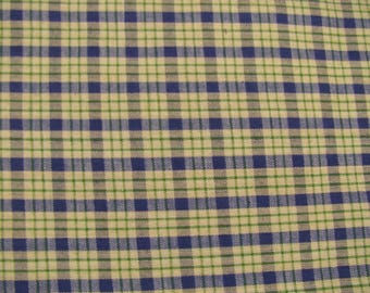 Könnte beinhalten: Ein Stoff mit einem sich wiederholenden Karomuster aus sich kreuzenden Linien in Dunkelblau, Hellgrün und Weiß. Das Design besteht aus einem Gitter aus blauen Quadraten, die durch dünne grüne und weiße horizontale und vertikale Streifen getrennt sind.