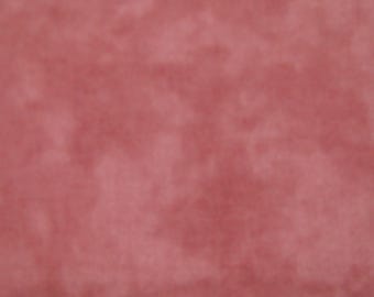 Peut inclure: Un tissu rose uni avec une texture légèrement marbrée. Le tissu a un aspect doux et délavé, ce qui lui donne un aspect vintage.