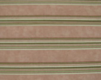 Peut inclure: Un tissu rayé rose et vert avec un motif texturé subtil.