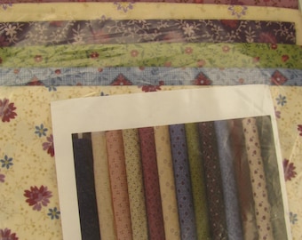 Peut inclure: Un ensemble de 12 coupons de tissu, chacun mesurant 45.7 x 55.9 cm, avec divers motifs floraux dans des tons de vert, bleu, violet et crème. Le tissu est de Marcus Fabrics, collection Mill Works de Nancy Rink.