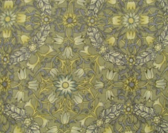 Könnte beinhalten: Ein Stoff mit einem sich wiederholenden botanischen Muster aus stilisierten Blumen und Blättern in den Farben Salbeigrün, Blassgelb und gedämpftem Immergrünblau. Das Design besteht aus symmetrischen Blumenmedaillons, die durch Ranken verbunden sind.