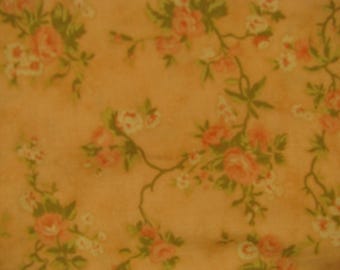Peut inclure: Un tissu présentant un fond couleur pêche douce avec un motif floral répétitif. Le design se compose de grappes de petites roses roses et de fleurs blanches reliées par de fines tiges vertes sinueuses et des feuilles éparpillées.