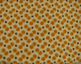 Peut inclure: Un tissu avec un motif répétitif de cercles orange et de carrés bruns sur un fond jaune clair.