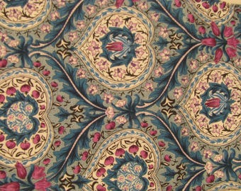 Peut inclure: Un tissu présentant un motif répétitif de formes en cœur dans des tons magenta, bleu sarcelle et crème. Le design comprend des éléments floraux complexes, des feuilles stylisées et de petites formes rappelant des baies, disposées de manière symétrique.