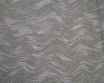 Peut inclure: Un tissu textile présentant un motif répétitif de lignes ondulées horizontales dans des tons alternés de gris anthracite foncé et de blanc éclatant. Le design crée un effet visuel fluide et rythmé sur toute la surface du matériau.