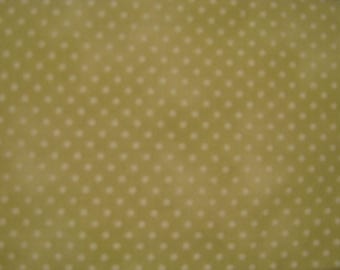 Peut inclure: Un tissu textile présentant un motif répétitif de petits pois blancs régulièrement espacés sur un fond vert olive uni et sourd. La surface possède une texture douce et cohérente avec une finition mate, affichant un design uniforme.