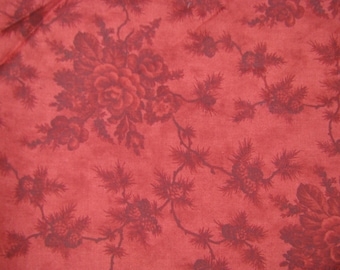 Peut inclure: Gros plan sur un tissu rouge avec un motif floral. Le motif présente de grandes roses et d'autres fleurs, ainsi que des détails de pommes de pin et de branches. Le tissu a une esthétique vintage et antique.