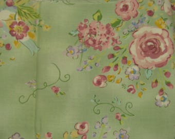 Könnte beinhalten: Ein hellsalbeigrüner Stoff mit einem sich wiederholenden Blumenmuster aus rosa Rosen, kleinen violetten Blüten, gelben Akzenten und dünnen, dunkelgrünen, geschwungenen Rankendetails auf der Textiloberfläche.