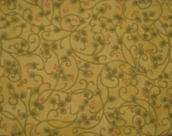 Peut inclure: Un tissu présentant un motif répétitif de vignes et de feuilles vert foncé entrelacées sur un fond jaune sourd. De petites grappes de baies orange clair sont parsemées à travers ce design botanique complexe et continu.