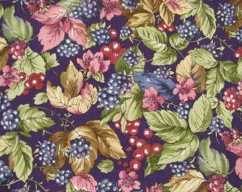 Könnte beinhalten: Ein Stoffmuster mit dunkelviolettem Hintergrund und einem dichten botanischen Druck aus dunkelblauen Brombeeren, leuchtend roten Beeren sowie verschiedenen grünen und beigen Blättern, durchsetzt mit kleinen rosa Blüten.
