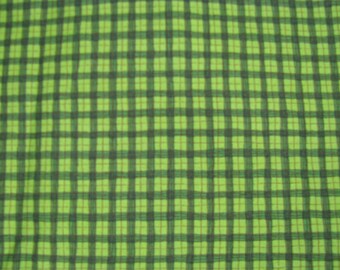 Peut inclure: Un tissu présentant un motif à carreaux répétitif composé de lignes vert foncé et de fines lignes marron qui s'entrecroisent sur un fond vert lime vif. Le design en grille crée un quadrillage uniforme et cohérent sur toute la surface du textile.