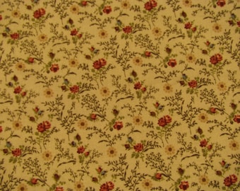 Peut inclure: Un tissu présentant un motif répétitif de petites roses rouges et de minuscules fleurs beiges avec des tiges et des feuilles vertes sur un fond beige clair. Le design se compose de délicats brins floraux répartis uniformément.