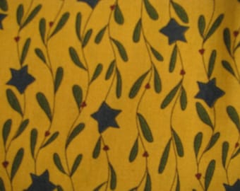 Peut inclure: Un tissu jaune moutarde présentant un motif répétitif d'étoiles bleu foncé à cinq branches entremêlées de tiges vertes sinueuses et verticales, agrémentées de petites baies rouges dans un design botanique fluide et continu.