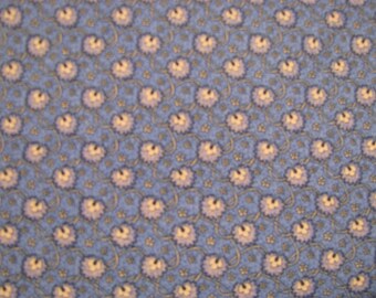 Peut inclure: Un tissu présentant un motif répétitif de petites fleurs claires sur un fond bleu moyen. Le design comprend des lignes fines, ondulées et entrelacées de couleur beige terne qui serpentent entre les têtes de fleurs stylisées sur le textile.
