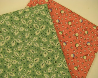 Peut inclure: Deux morceaux de tissu à motifs. L'un est vert avec des feuilles blanches et des points bleus. L'autre est corail avec des cercles blancs, bleus et verts et de petites fleurs blanches. Idéal pour le patchwork ou l'artisanat.