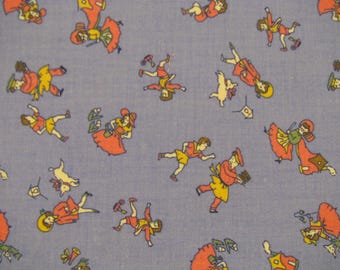 Peut inclure: Un tissu bleu clair avec un motif répétitif de petits personnages vêtus de vêtements orange et jaunes. Les illustrations représentent divers individus en mouvement, certains accompagnés de petits chiens ou de cerfs-volants, sur le fond bleu.
